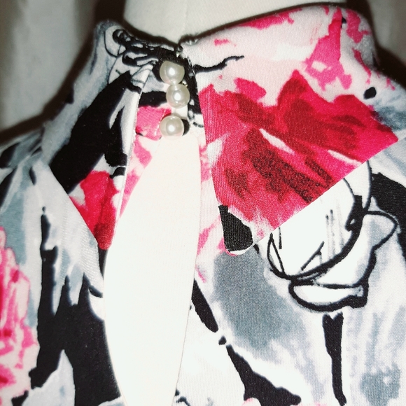 Womans sleeveless top - Picture 2 of 2